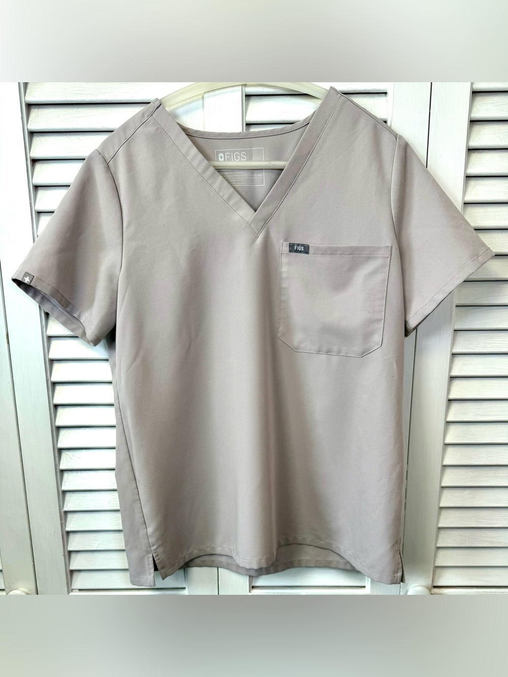FIGS Women’s Boulder Caterina One-Pocket V-Neck Scrubs Top